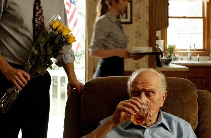 Apák napján a fiam belépett a dallasi ranchházamba egy csokor sárga rózsával a kezében, és közömbösen megkérdezte: „Apa, minden hónapban megkapod az 1800 dollárt a feleségemtől, ugye?” Ledermedtem a pohár jeges teám mellett, és csak annyit mondtam, hogy mostanában a templom tart életben, és abban a pillanatban, amikor meghallottam a cipősarkak kopogását a konyhából, tudtam, hogy az a délután soha nem lesz olyan, mint régen volt… és amitől kirázott a hideg, az nem csak az 1800 dollár volt. – Hírek
