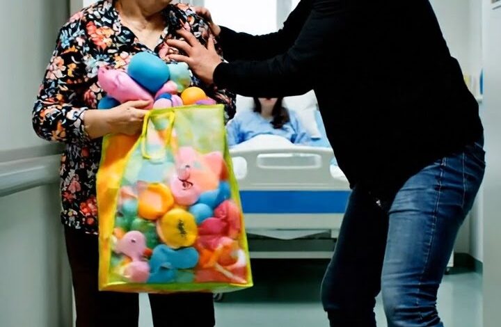 Remegő kézzel és egy ajándékokkal teli táskával érkeztem a kórházba, kétségbeesetten várva, hogy először láthassam újszülött unokámat. De mielőtt beléphettem volna, a saját fiam elállta az ajtót, és odaköpte: „Te mocskos vénasszony! Megfertőzöd a babát!” Aztán a földre hajította az ajándékaimat, és engem is lelökött. Szégyenkezve feküdtem ott, és egyetlen döntést hoztam: soha többé nem fogja látni az örökségemet… de ez csak a kezdet volt. – Igaz történetek