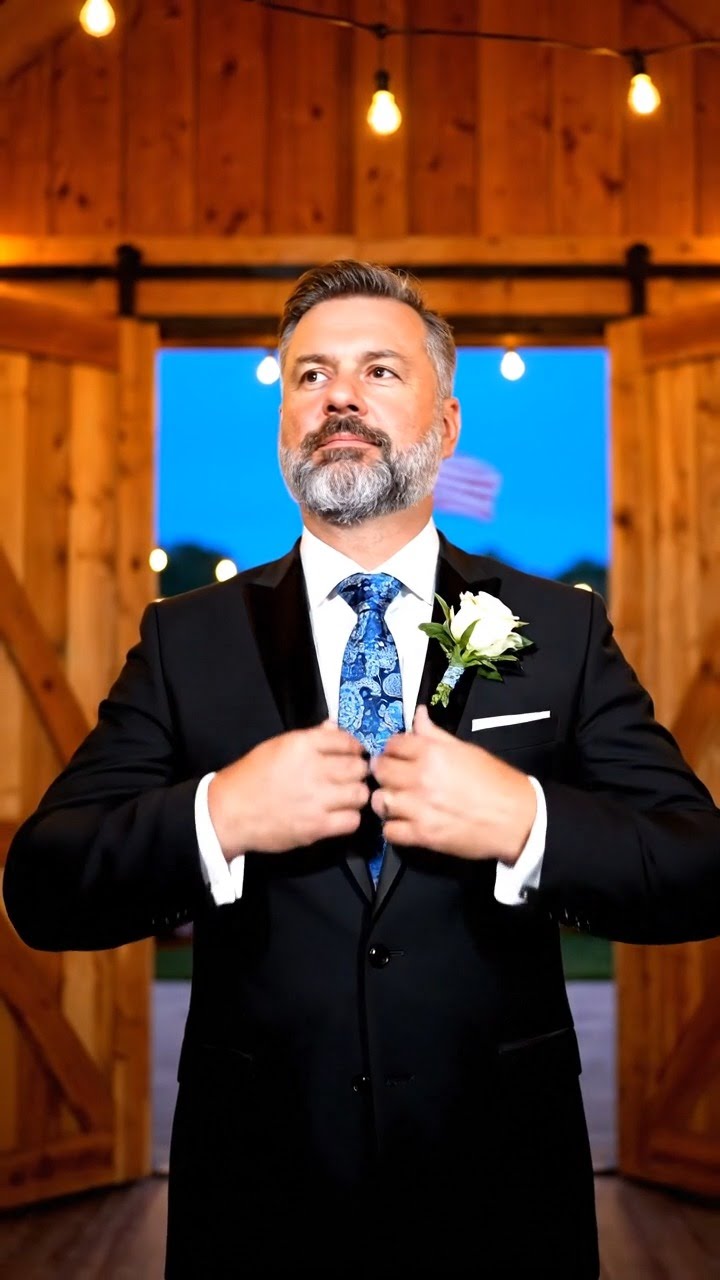 A mostohalányom tudomást sem vett rólam az esküvőjén, és a biológiai apját választotta, hogy kísérje az oltárhoz, de mire eljött az ideje, hogy minden költséget kifizessek, én már nem voltam ott – miután húsz évig mindig én jelentem meg, most először léptem hátra, és hagytam, hogy az „igazi apja” gondoskodjon a nászútról, a lakbérről és a saját maga által választott következményekről. Néhány nappal később a telefonom pánikba esett hívásoktól hemzsegtek.