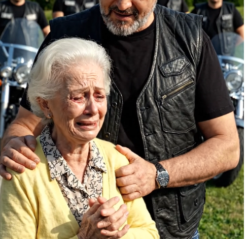 Egy 77 éves, egyedül élő nő hónapokig tartó félelmét rejtette csendes otthona mögé, miközben egy férfi lassan elvette a pénzét és a bizalmát – mígnem kinyitotta üres hűtőszekrényét egy csoport motorosnak, akik aztán felfedték az igazságot, amiről azt gondolta, hogy senki sem fogja meglátni.