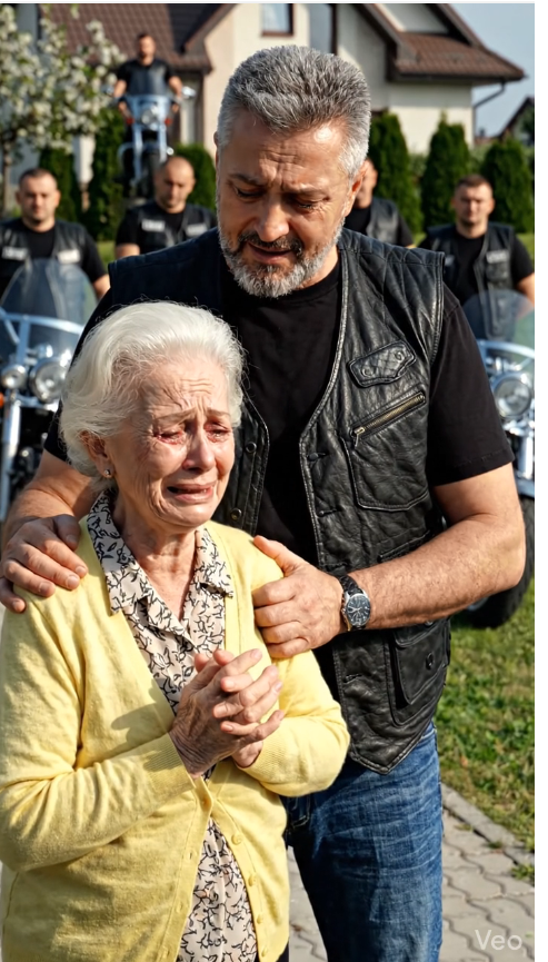 Egy 77 éves, egyedül élő nő hónapokig tartó félelmét rejtette csendes otthona mögé, miközben egy férfi lassan elvette a pénzét és a bizalmát – mígnem kinyitotta üres hűtőszekrényét egy csoport motorosnak, akik aztán felfedték az igazságot, amiről azt gondolta, hogy senki sem fogja meglátni.