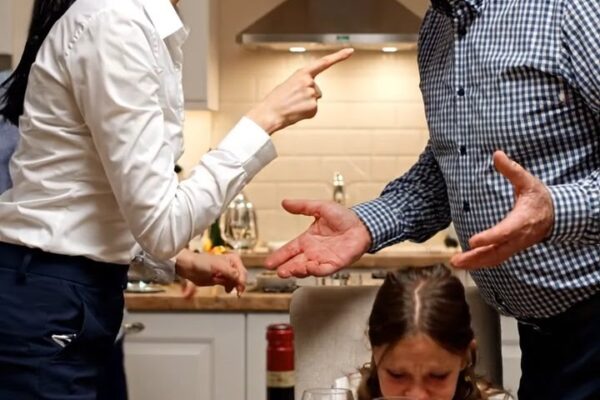 „Te és a gyereked csak ingyenélők vagytok” – jelentette ki apám a vacsoraasztalomnál. Anya mosolygott és bólintott. A házamban laktak, az én kajámat ették, nyolc hónapig ingyen. Letettem a villámat, és két szót mondtam… A lányom elhagyott minket.