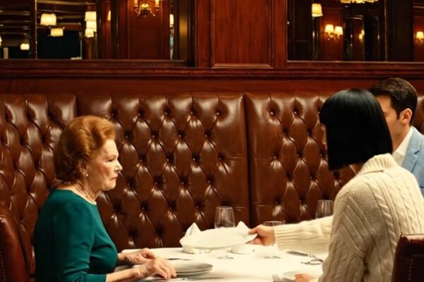 A 67. születésnapi vacsorámon a menyem elmosolyodott a steakhouse asztalán, és azt súgta: „Ne egyél túl sokat, Martha. Nem te fizettél ezért.” A fiam némán bámulta a vizespoharát. Így hát felálltam, otthagytam az érintetlen tányéromat, és szó nélkül kimentem. Egy órával később elutasították a kártyájukat – és ekkor jöttek rá végre, hogy kinek a pénze tartotta egyben az egész estét.
