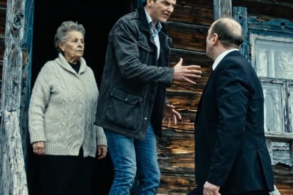 A FIAM HAGYTA, HOGY A FELESÉGE KISZÁLLÍTSON EGY APRÓ SZOBÁBA A HÁZ MÖGÖTT – AZTÁN AZ UNOKÁM FELTETT EGY KÉRDÉST, AMI TELJES TERVÜKET TÚLTÖRTÉNTE.